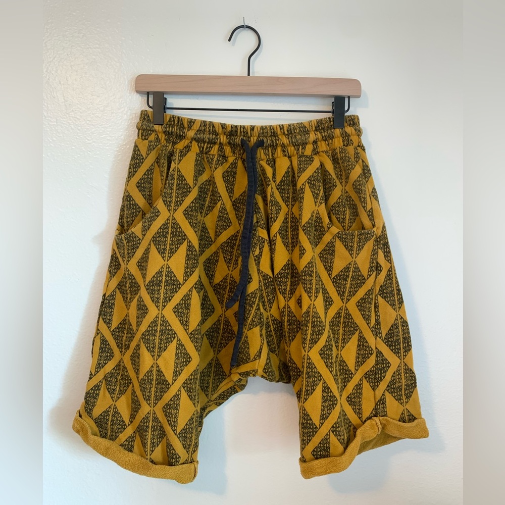 MANAOLA Shorts Drop Crotch Hawaiian Yellow & Black Cotton Quality Size Medium
